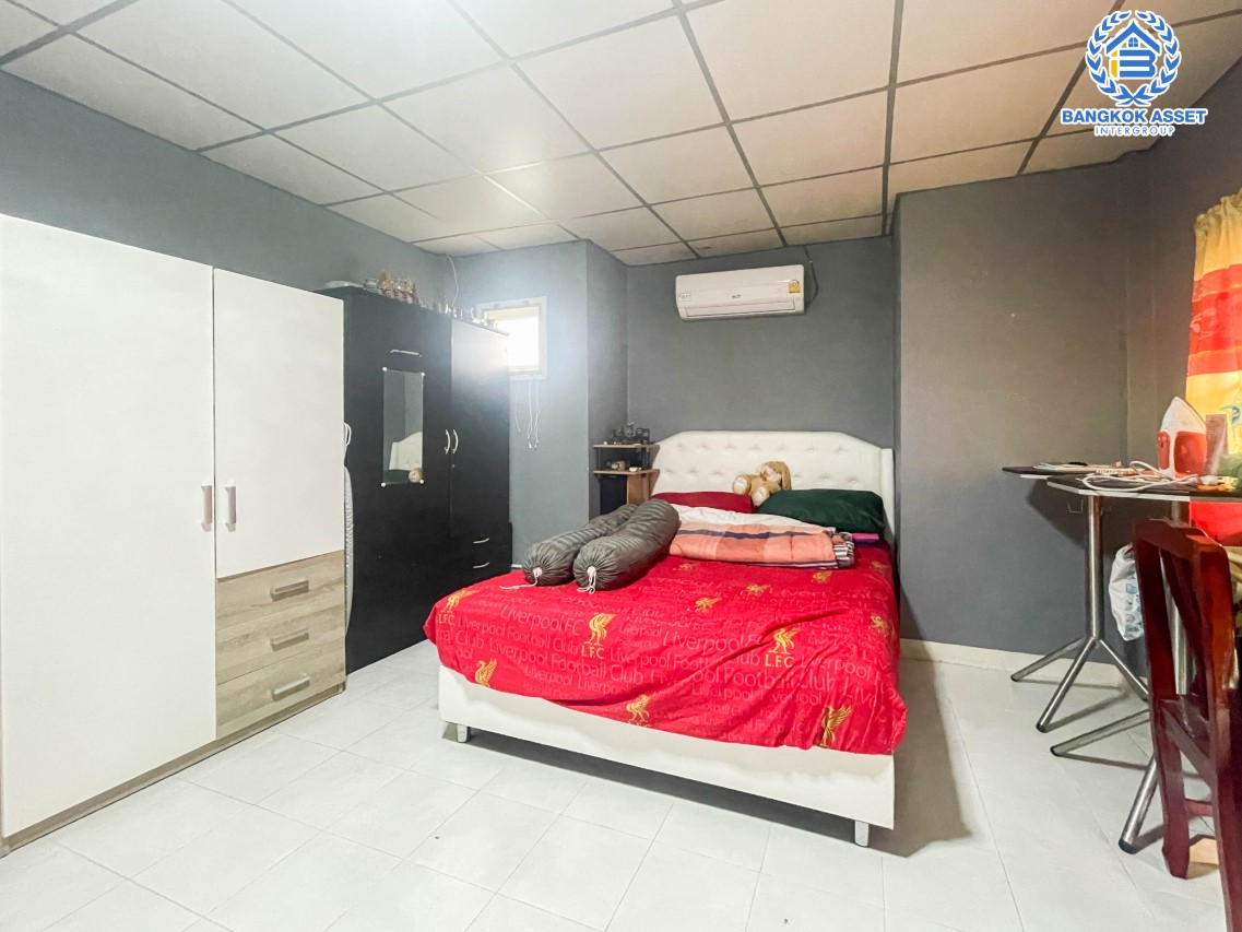 *****ทาวน์เฮ้าส์มือสอง นนทบุรี ม.ร่มโพธิ์ รัตนาธิเบศร์ หลังมุม! เนื้อที่กว้าง 23.90 ตร.ว. ภายในสภาพดี พร้อมเข้าอยู่ โครงการเงียบสงบมีความเป็นส่วนตัว ฟังก์ชัน 2 ห้องนอน 2 ห้องน้ำ จอดรถได้ 1 คัน บ้านพร้อมอยู่ ตั้งบนทำเลเดินทางสะดวก เชื่อมต่อถนนกาญจนาภิเษก, ถนนรัตนาธิเบศร์ ใกล้รถไฟฟ้าสายสีม่วง "สถานีบางพลู" และจุดขึ้นทางด่วน "กาญจนาภิเษก"